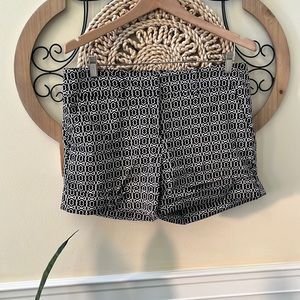 NEW YORK AND COMPANY size 10 geometric print shorts.  EUC